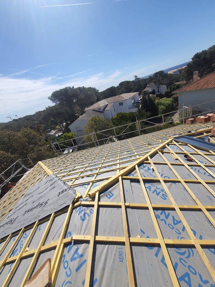 structure extérieure en bois d'une toiture avec isolation