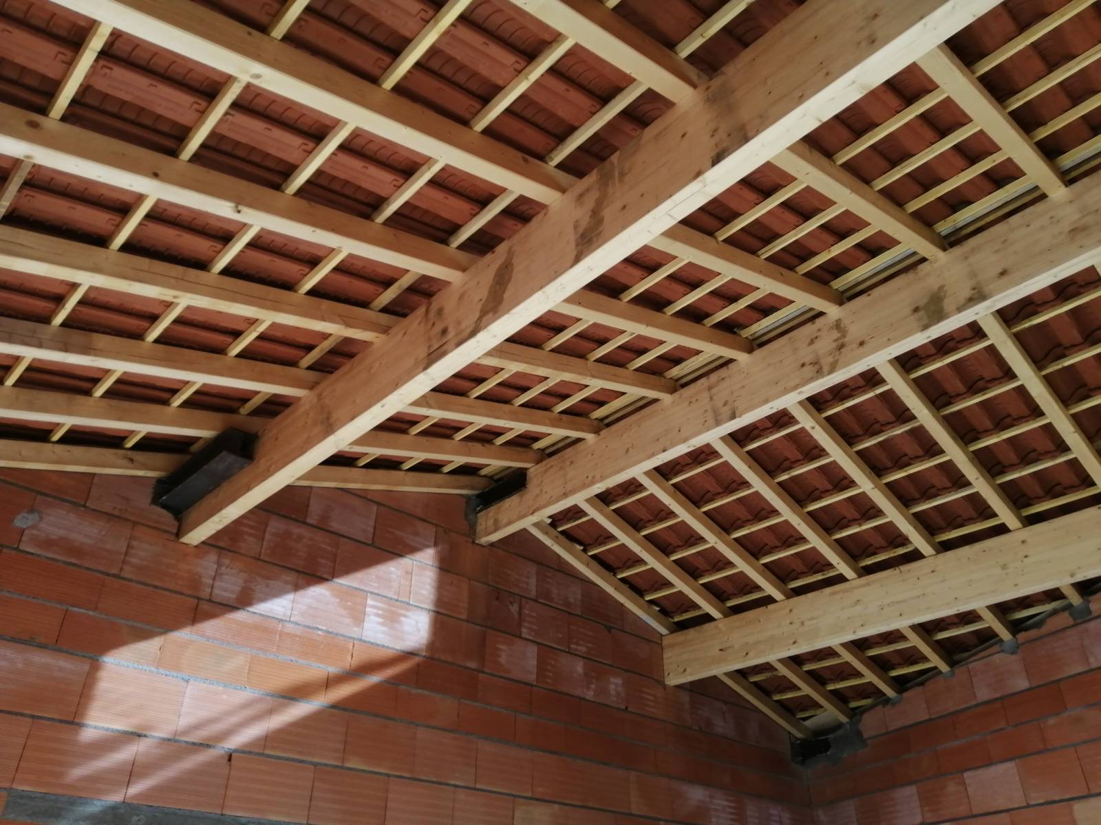 charpente en bois recouverte de tuiles